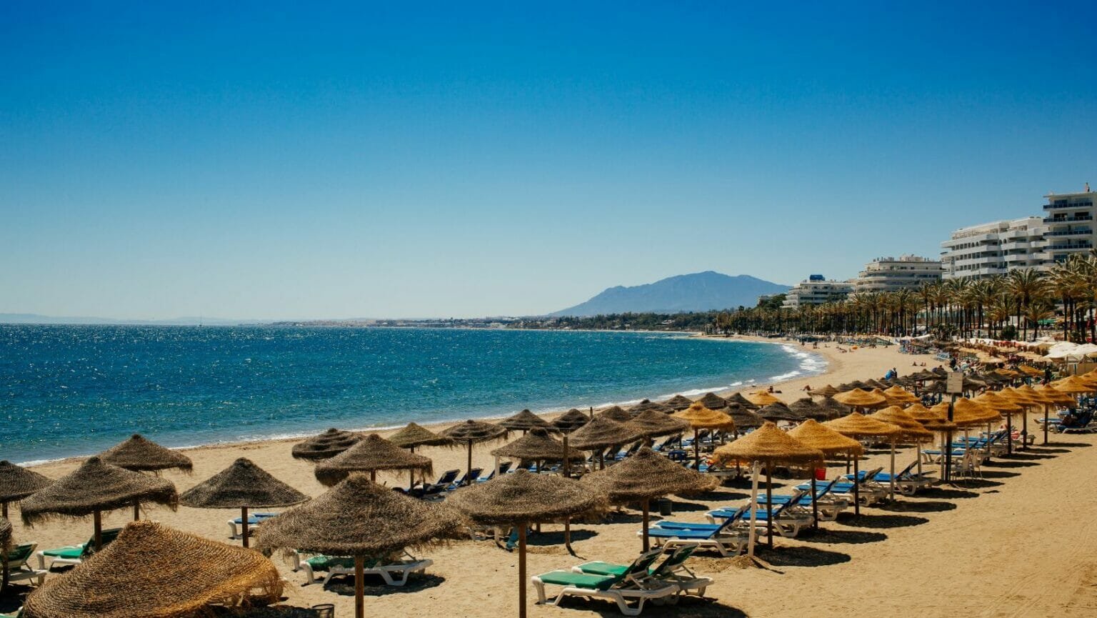 Tumbonas en la playa de Marbella