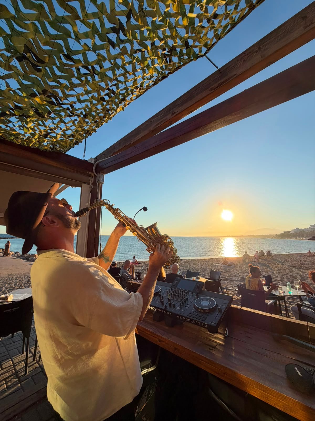 Saxofonista en directo al atardecer en Bocana Beach Marbella